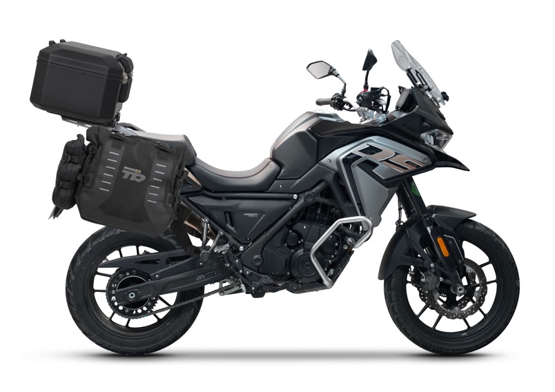 Set of SHAD TERRA TR40 adventure saddlebags and SHAD TERRA aluminium top case TR55 PURE BLACK, including mounting kit SHAD VOGE 650 DS/DSX